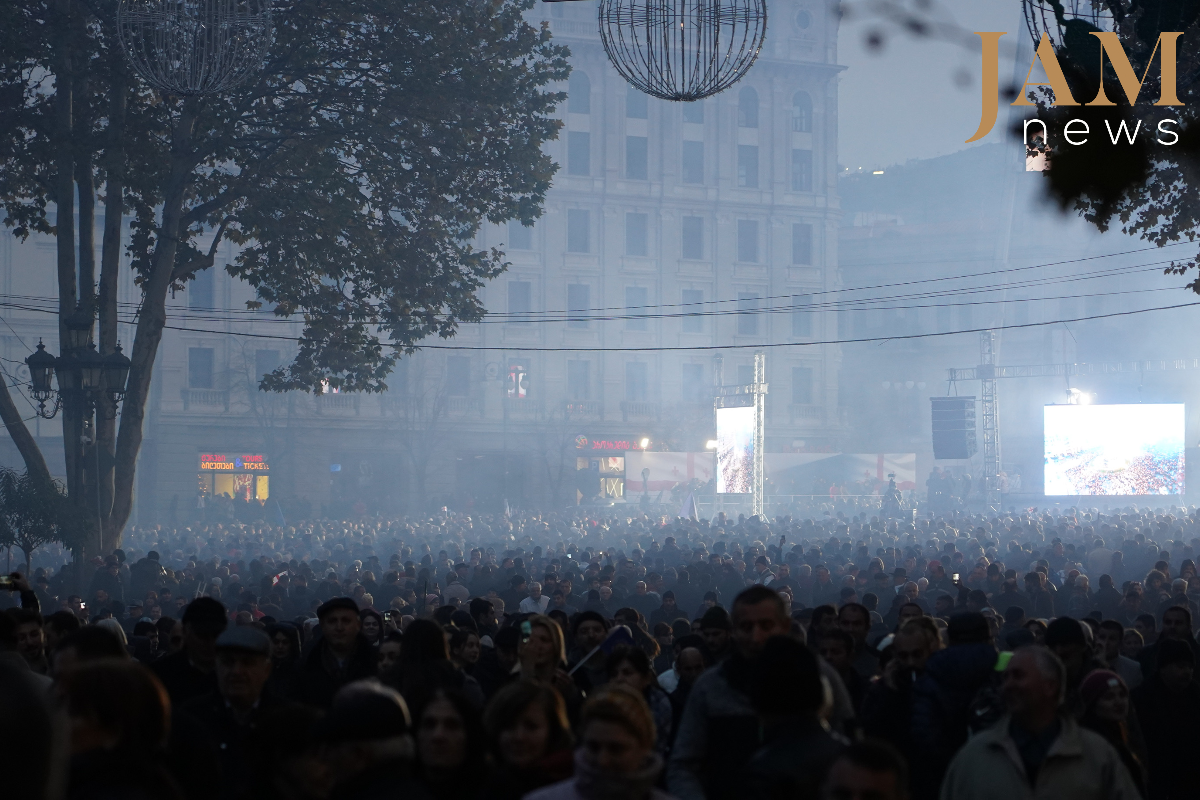 В Тбилиси прошёл многотысячный митинг: власти свозили людей автобусами