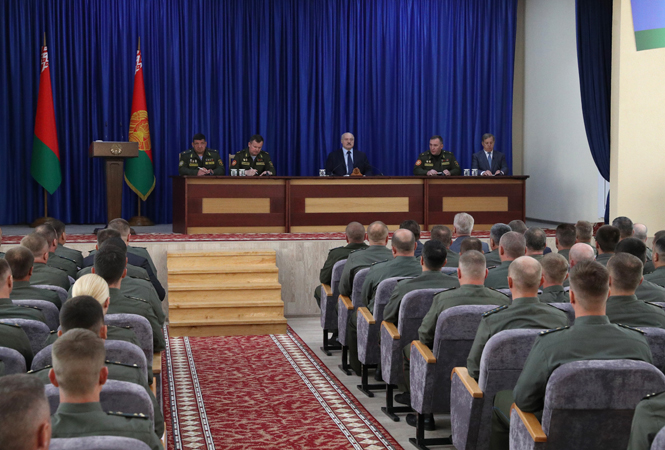 Лукашенко убежден, что десантники обеспечат военную безопасность Беларуси
