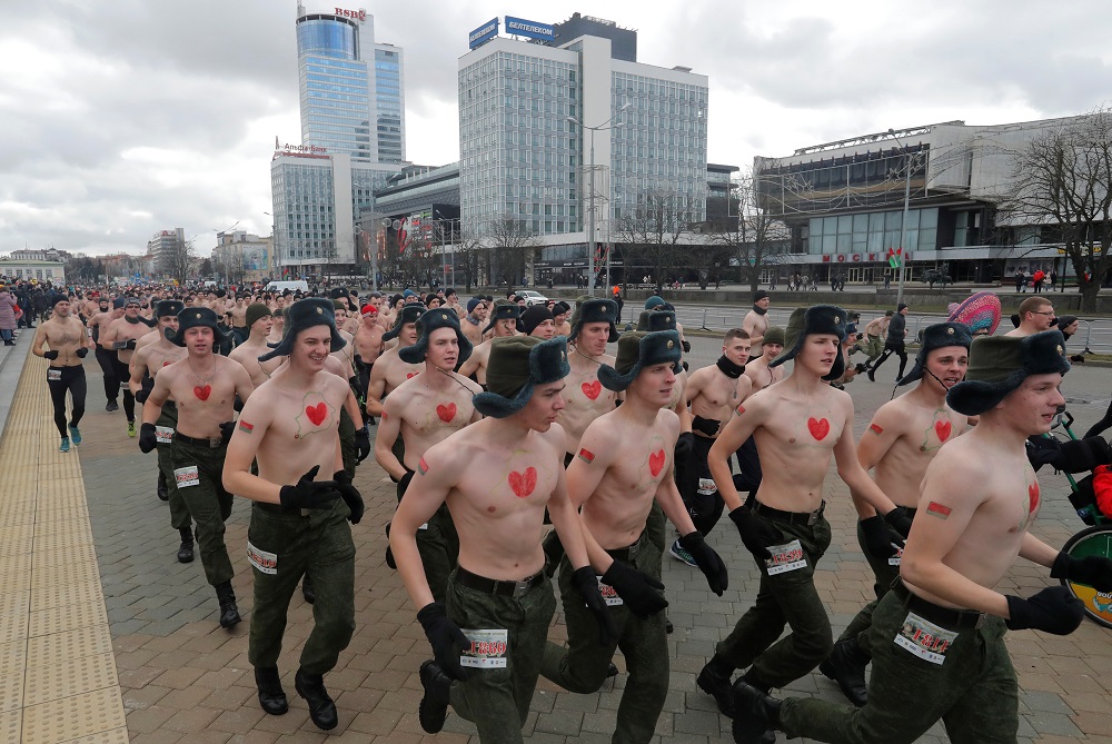 23 февраля по Минску бегали полуголые мужчины — что это было?