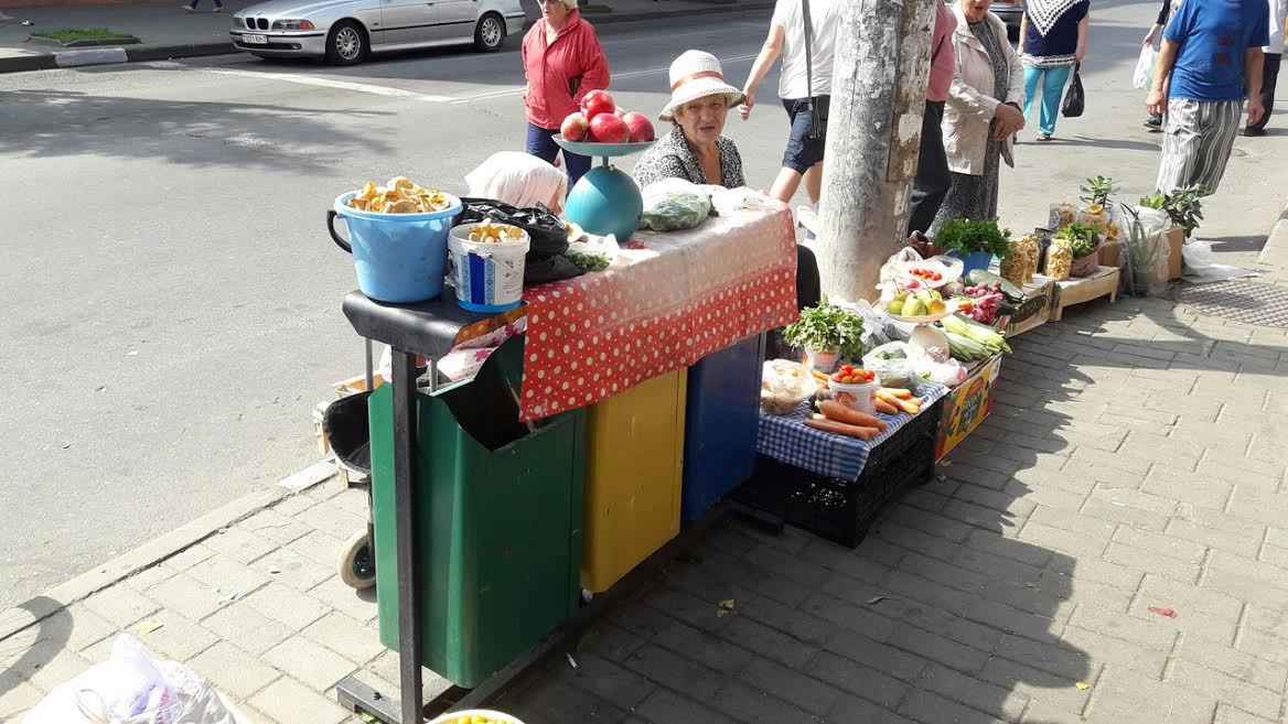 Магілёўскія гандляркі выкарыстоўваюць сметніцы як прылаўкі (фотафакт)