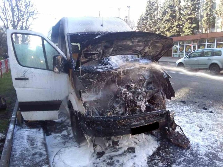  У Мінску падчас руху загарэлася маршрутка з пасажырамі