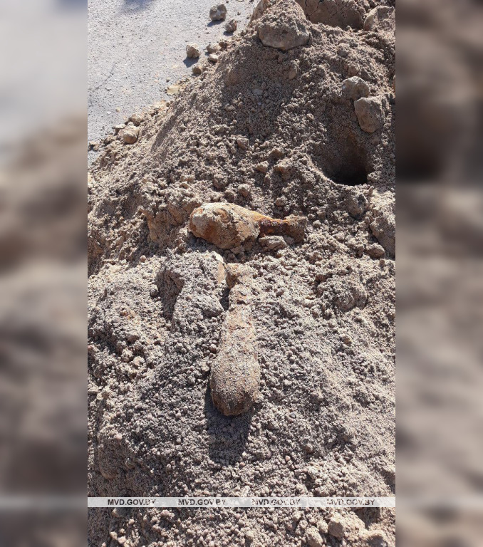 Возле здания милиции в Ивацевичах нашлись 56 снарядов времён войны