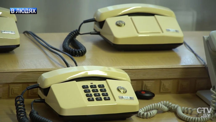 Факт: четыре проводных телефона в кабинете Михаила Мясниковича