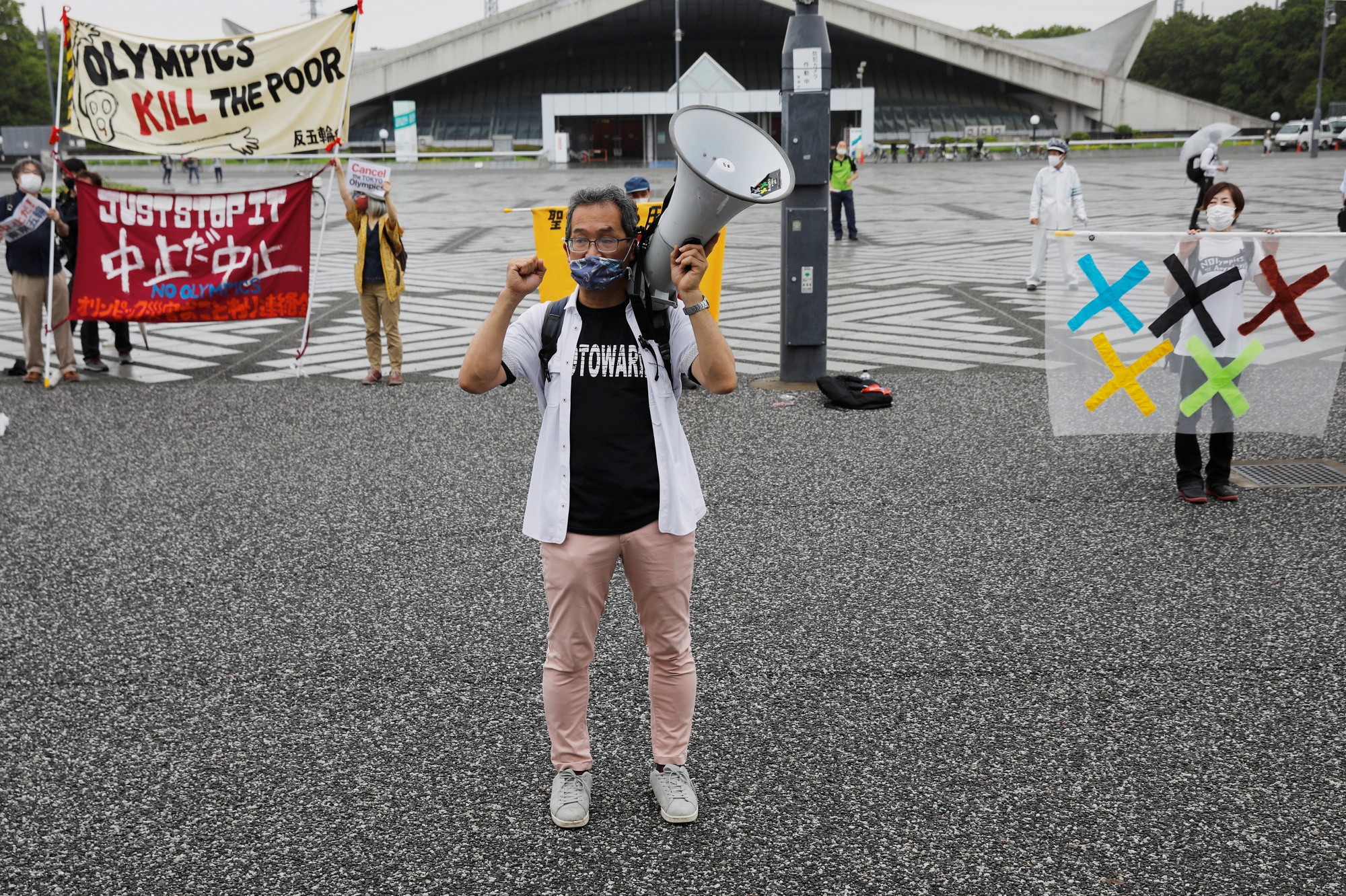 В Токио прошла торжественная встреча олимпийского огня, но ему рады не все