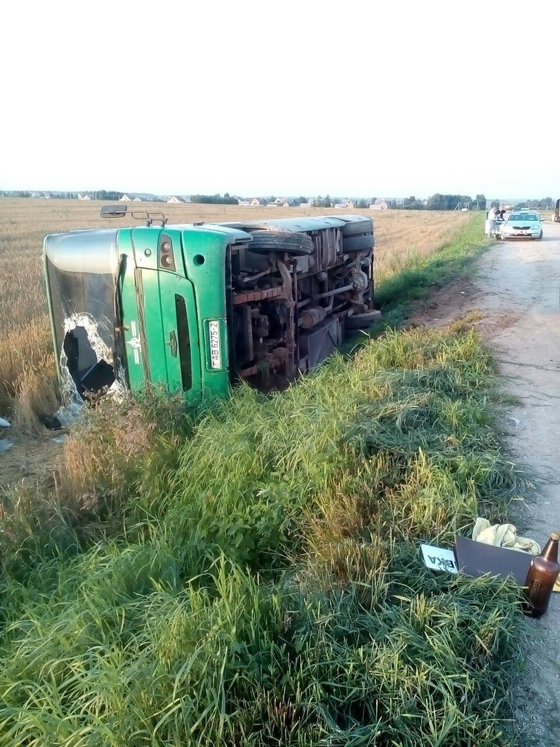 Пад Оршай рэйсавы аўтобус зваліўся ў кювет і перакуліўся (фота)