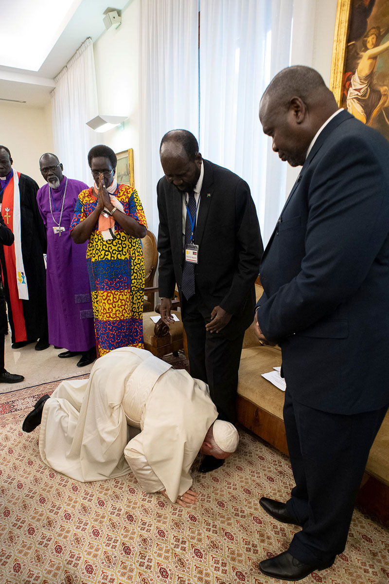 Папа Францішак пацалаваў ногі кіраўнікам Паўднёвага Судана (фота, відэа)
