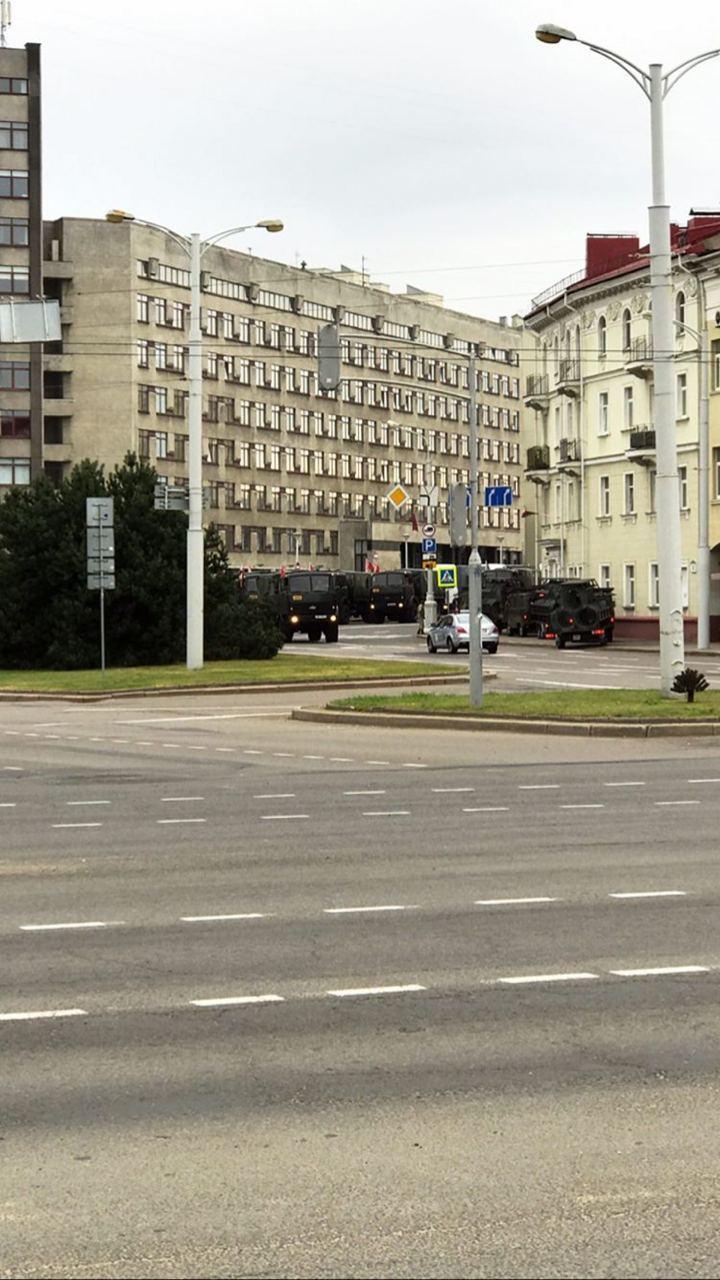Аўтазакі, ваенная тэхніка, агароджы і АМАП: сілавікі рыхтуюцца да маршу апазіцыі