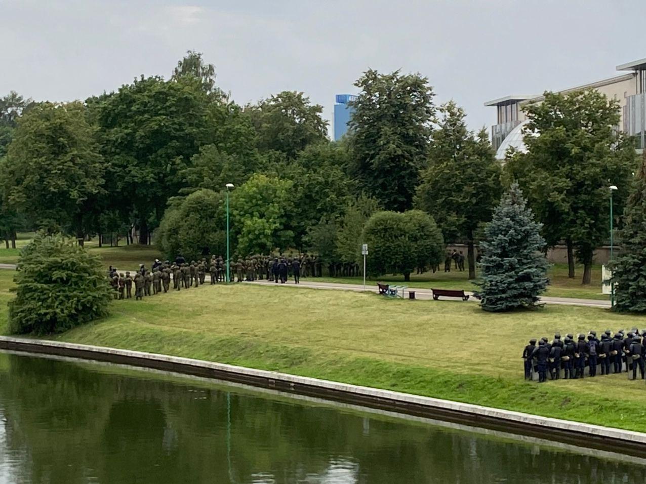 Марш новой Беларуси: Стела, кордон возле дворца Независимости и верталёт (фото)