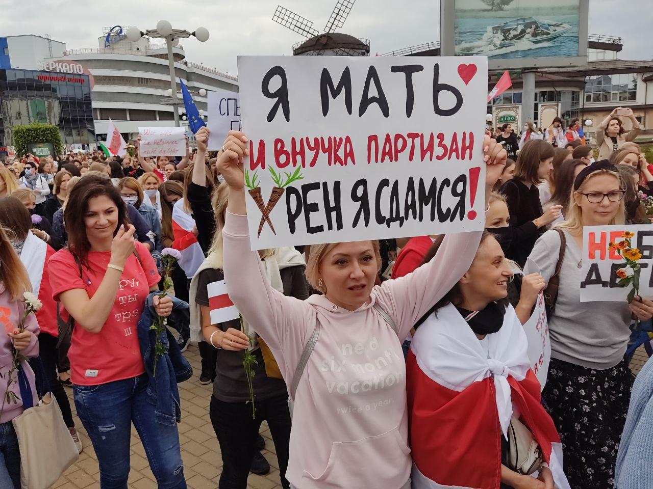 "От любви до ненависти один автозак": в Минске проходит женский марш 