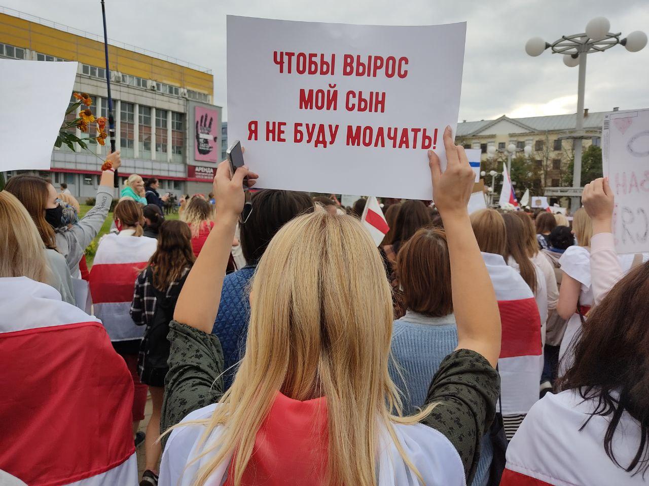 "От любви до ненависти один автозак": в Минске проходит женский марш 