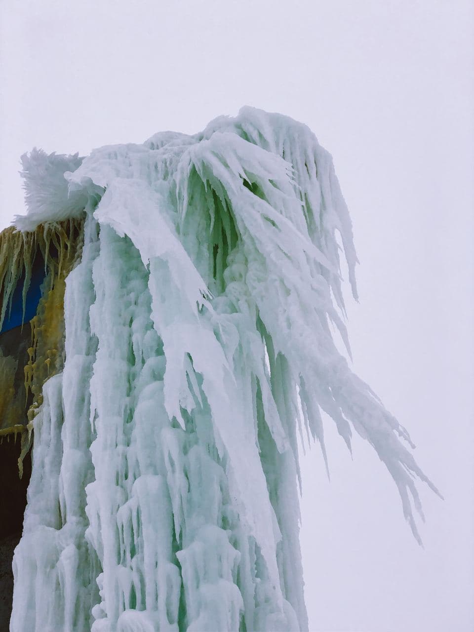 Фото дня: водонапорная башня стала ледяным арт-объектом на Воложинщине