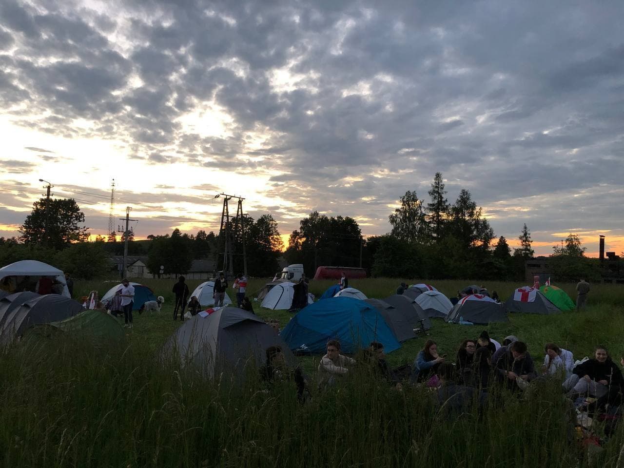 “Хватит озабоченности”: белорусы поставили палатки на границе и требуют санкций