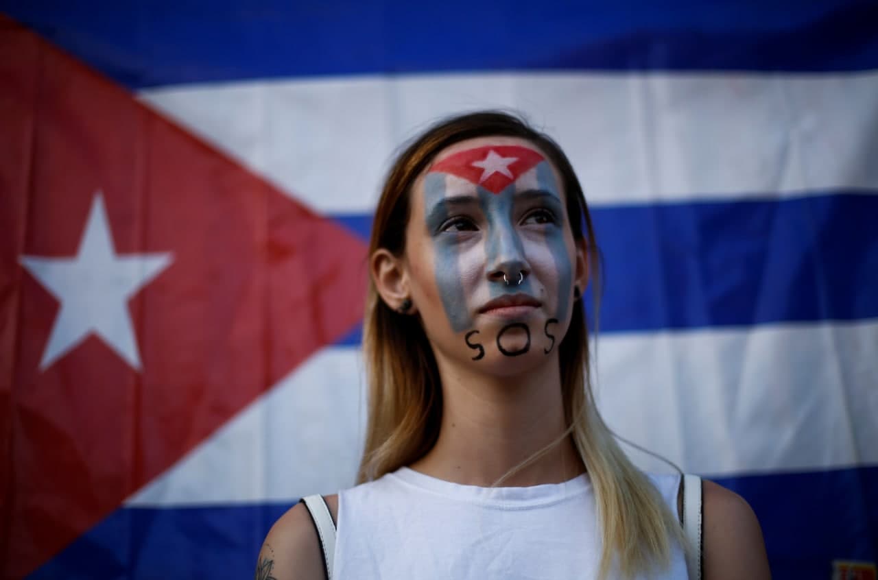 Выражаем озабоченность: протесты на Кубе, мармеладные мишки и одна золотая рыба