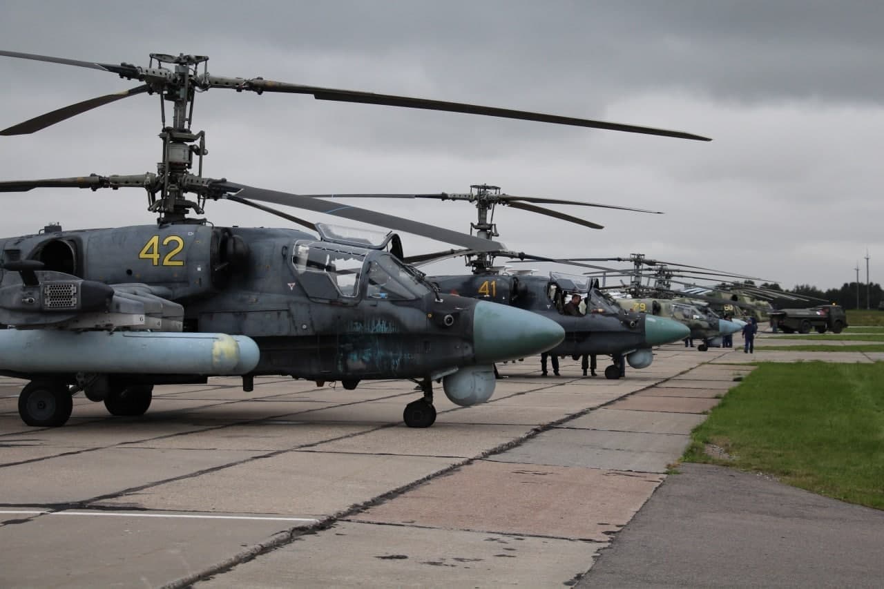 Военные вертолёты летели над Минском — не опасно ли это? Спросили у эксперта
