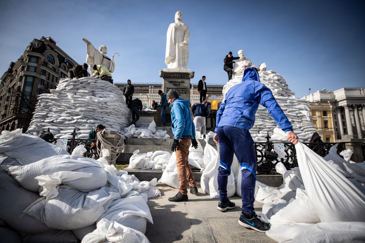 Окопы, кофе, оружие и цветы под сиренами: как живет Киев после 50 дней войны