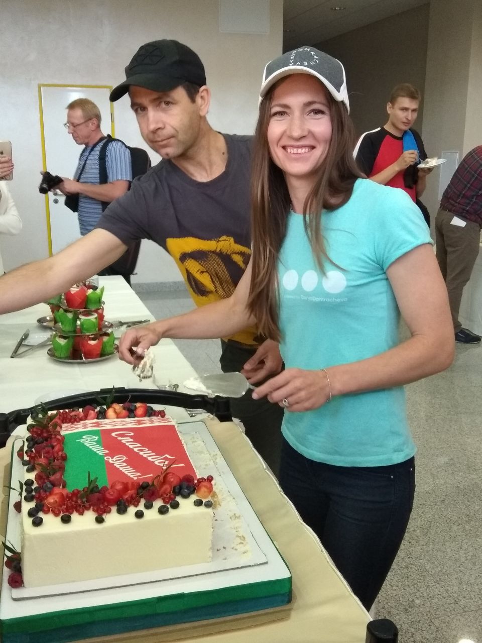 На развітанне Домрачава пачаставала журналістаў тортам