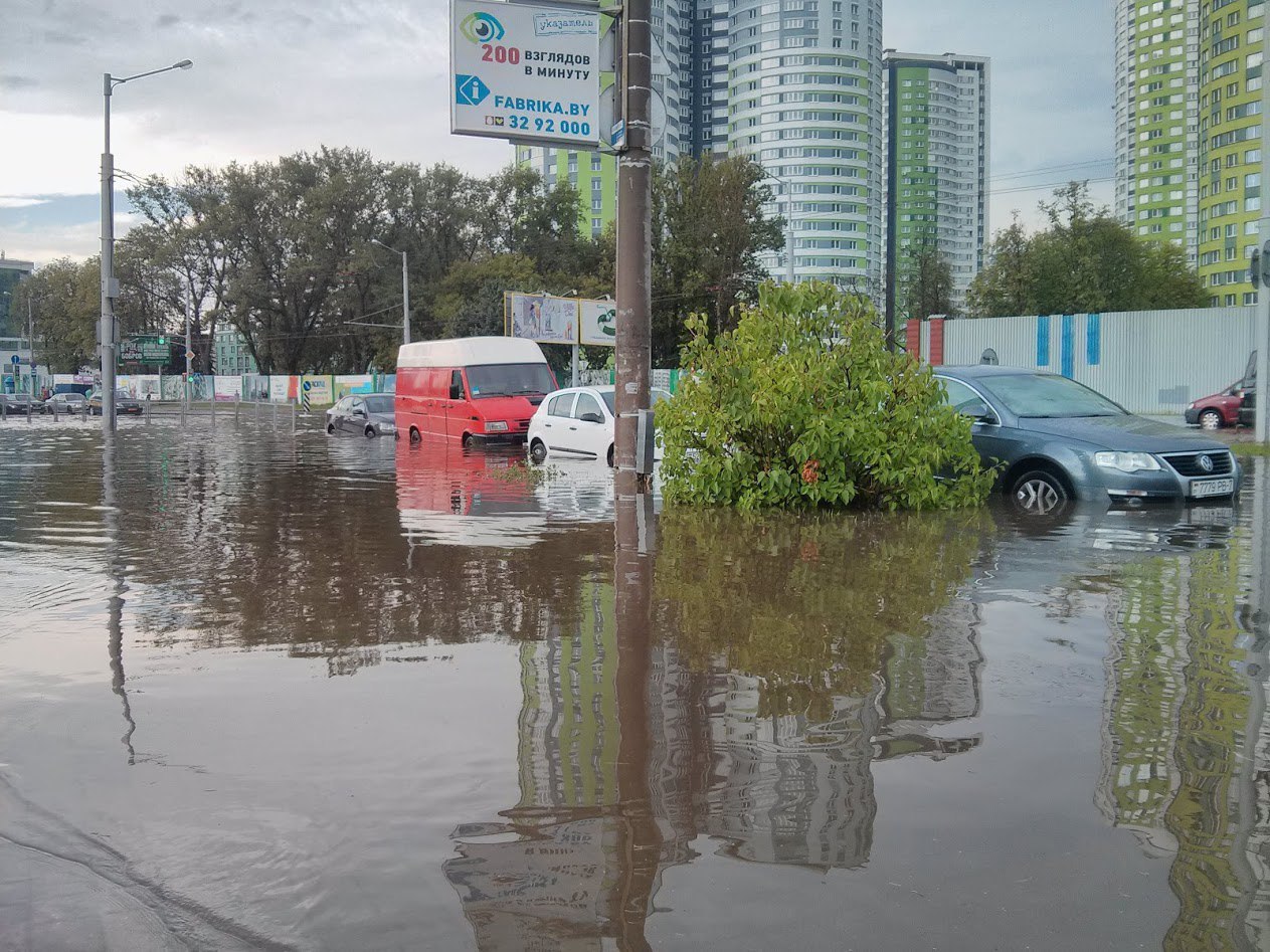 Навальніца зламала бігборд у Мінску (фота)