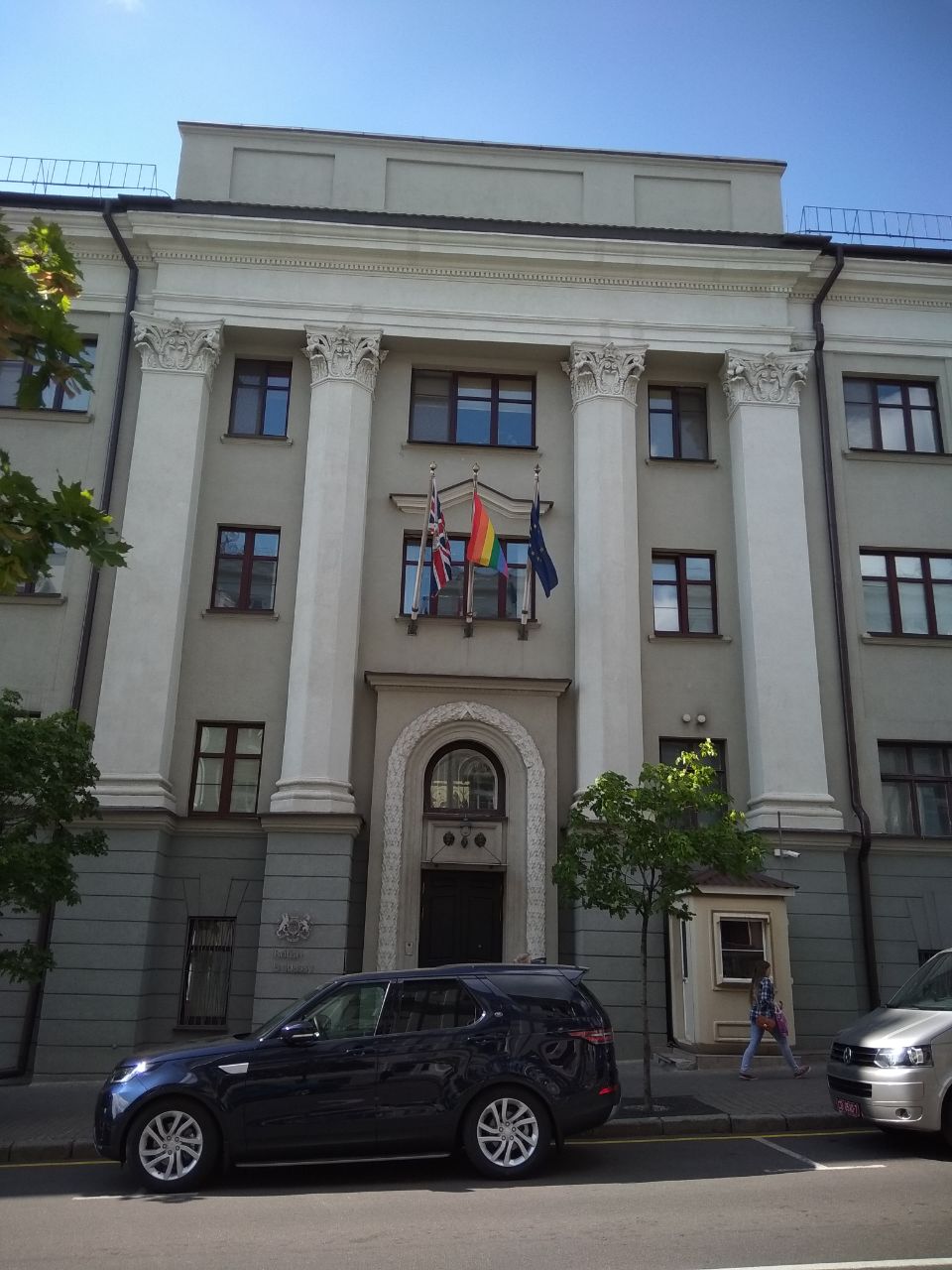 Вясёлкавы сцяг на будынку брытанскай амбасады ў Мінску (фотафакт)