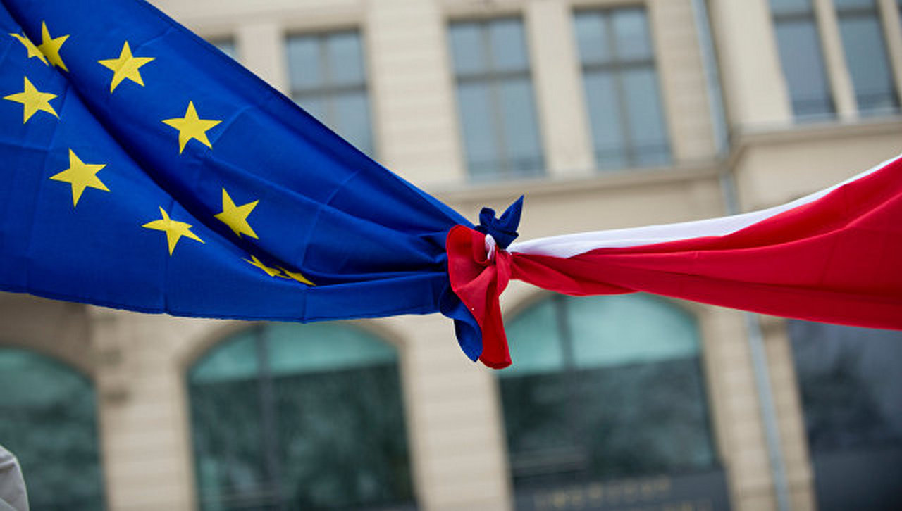 Хунта освобождает людей, а поляки пререкаются с ЕС: обзор мировых новостей