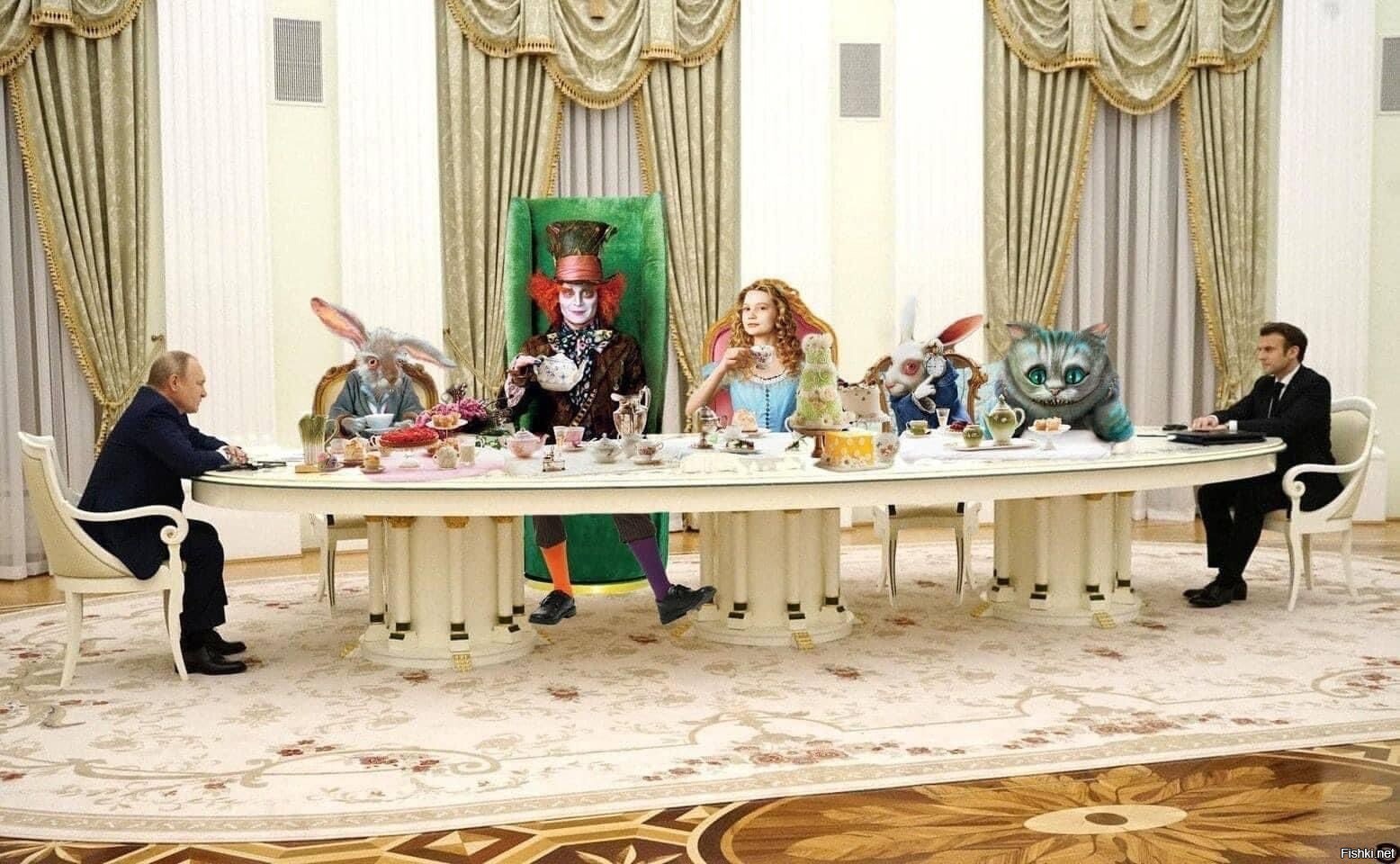 Стало известно, почему Путин и Макрон сидели за таким длинным столом
