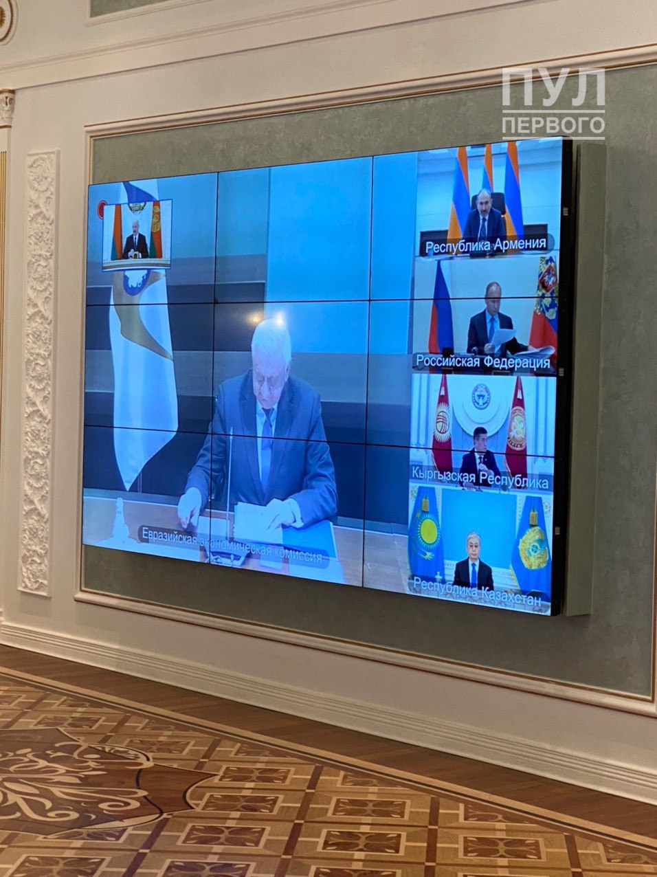 Рэдкі выпадак: Пуцін глядзіць на экране выступ Лукашэнкі
