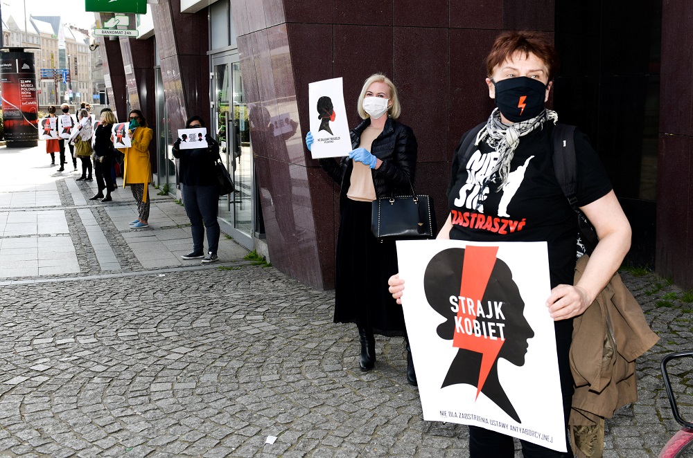 Польки стали в "Очередь за свободой" против ужесточения закона об абортах
