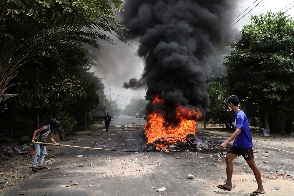 Пуля — за выброшенный мусор: что происходит в Мьянме
