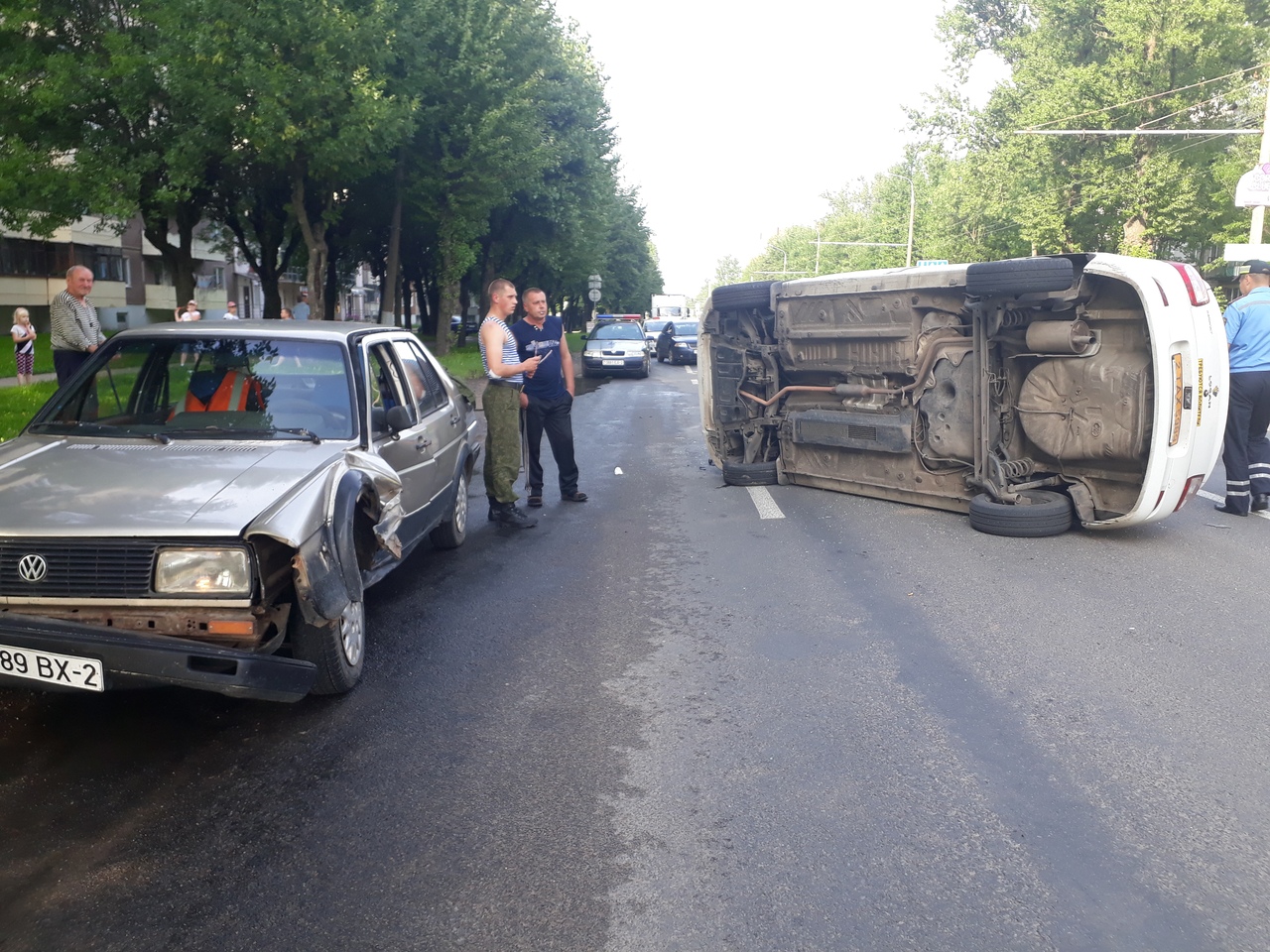 У Віцебску таксоўка сутыкнулася з легкавіком і легла на бок (відэа)