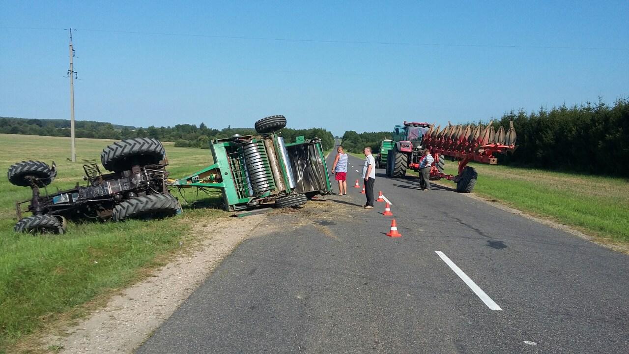 В Гродненской области столкнулись два трактора. Водитель в больнице (фото)