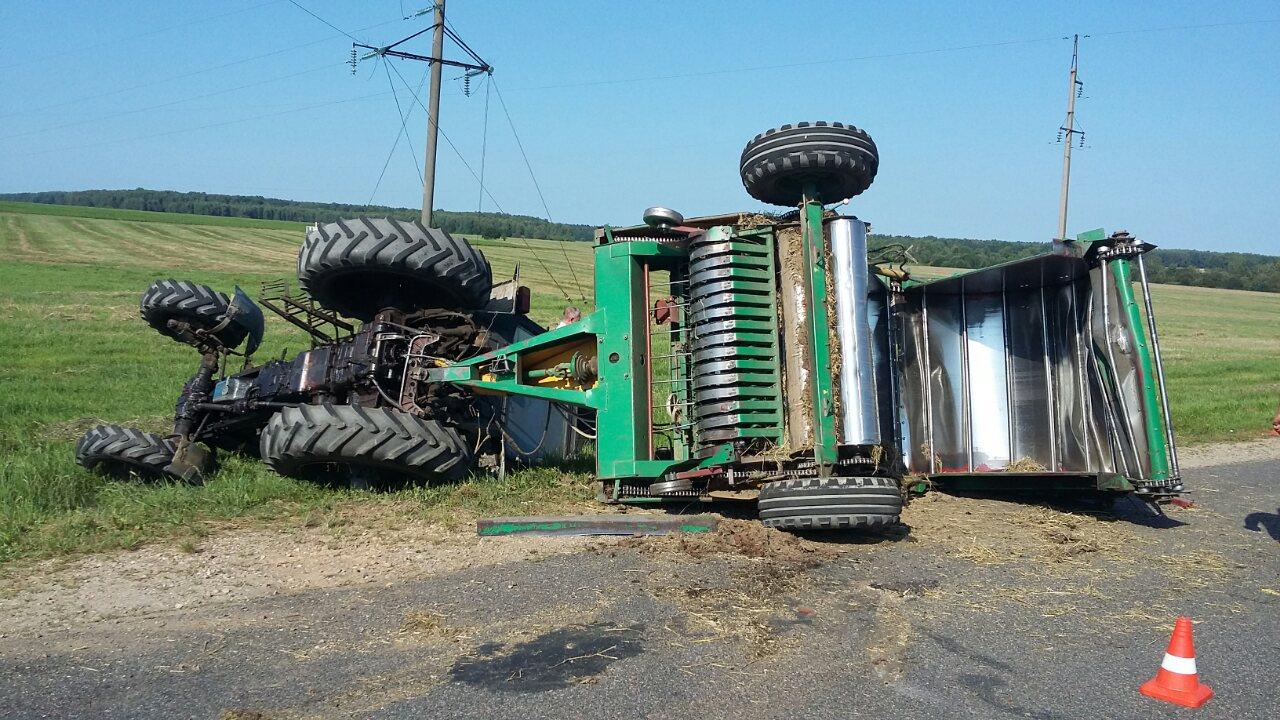 В Гродненской области столкнулись два трактора. Водитель в больнице (фото)