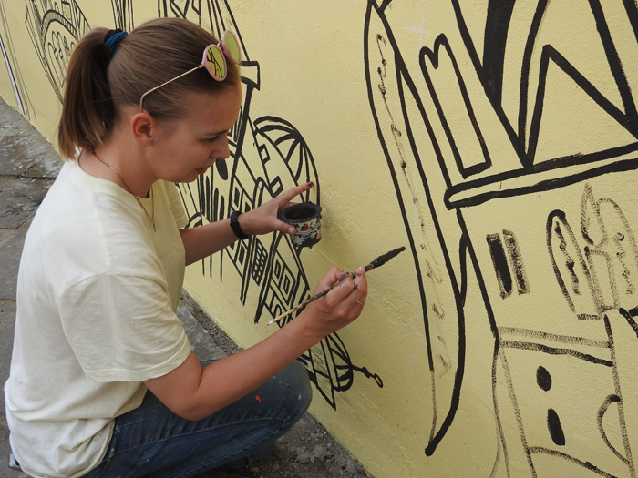 “Заматывала голову мокрой марлей и рисовала”: как в Минске создают новый мурал 