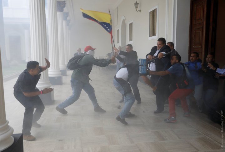 Прыхільнікі Мадура ўварваліся ў парламент Венесуэлы і пабіліся з дэпутатамі