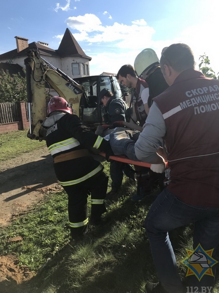 У Мінскім раёне двух мужчын засыпала зямлёй у траншэі (фота)