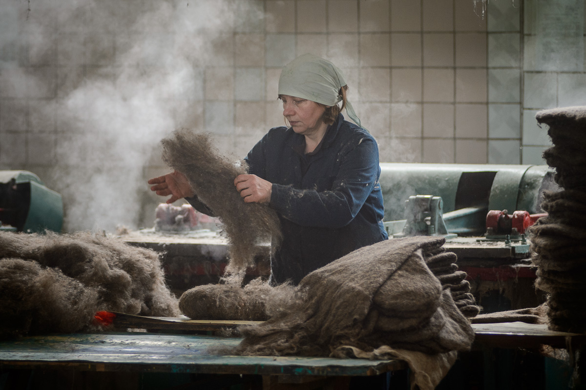 Войлок, пар и скорость: единственная в Беларуси фабрика, где делают валенки