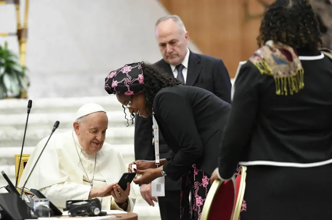 Ватикан даёт женщинам голос, а Трамп договорился до штрафа — #ИхНравы