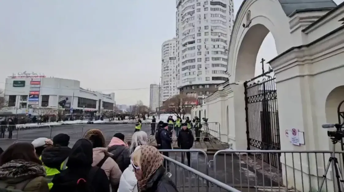 Автозаки и ограждения — в Москве готовятся проститься с Навальным