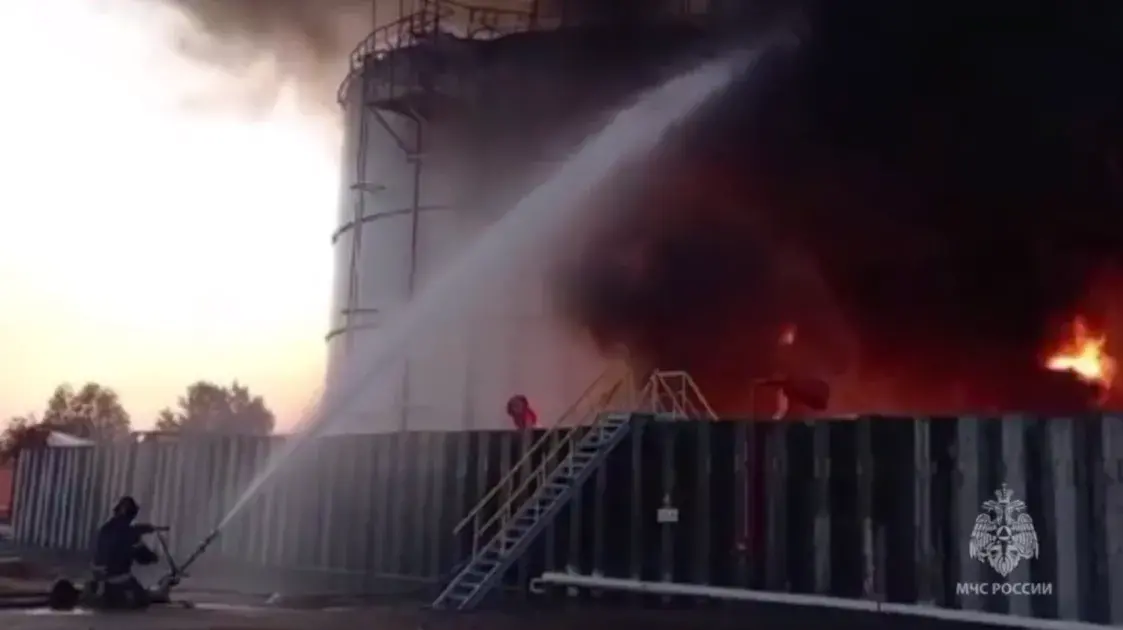 В российском Азове после атаки беспилотника горят резервуары с топливом
