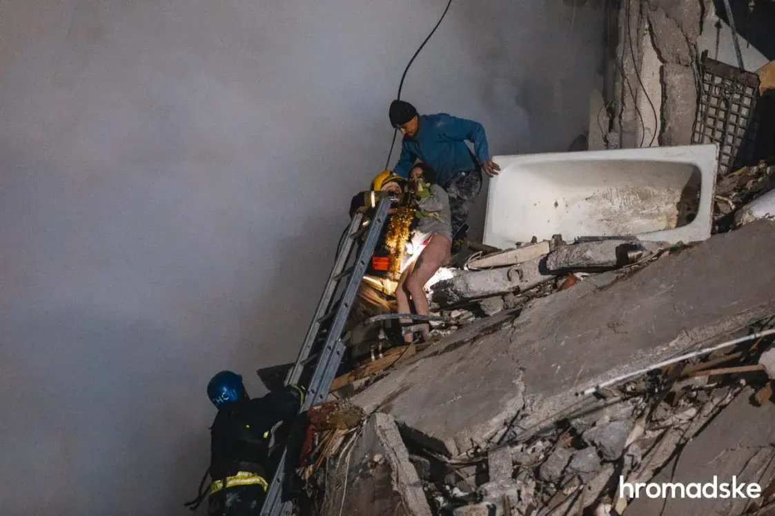 При ударе ракеты была в ванной: девушка чудом выжила в разрушенном доме в Днепре