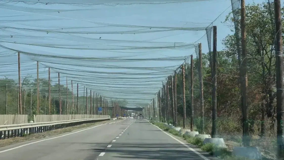 "Прилетает каждую секунду": как живёт украинский Херсон летом 2025-го