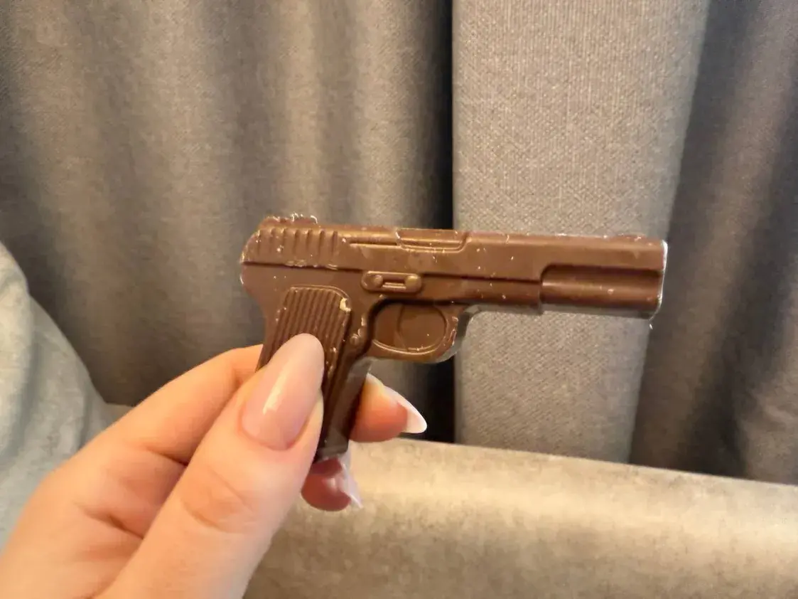 У Фаніпалі прапануюць з'есці гранату, пісталет і танк, якія прывезлі з Расіі