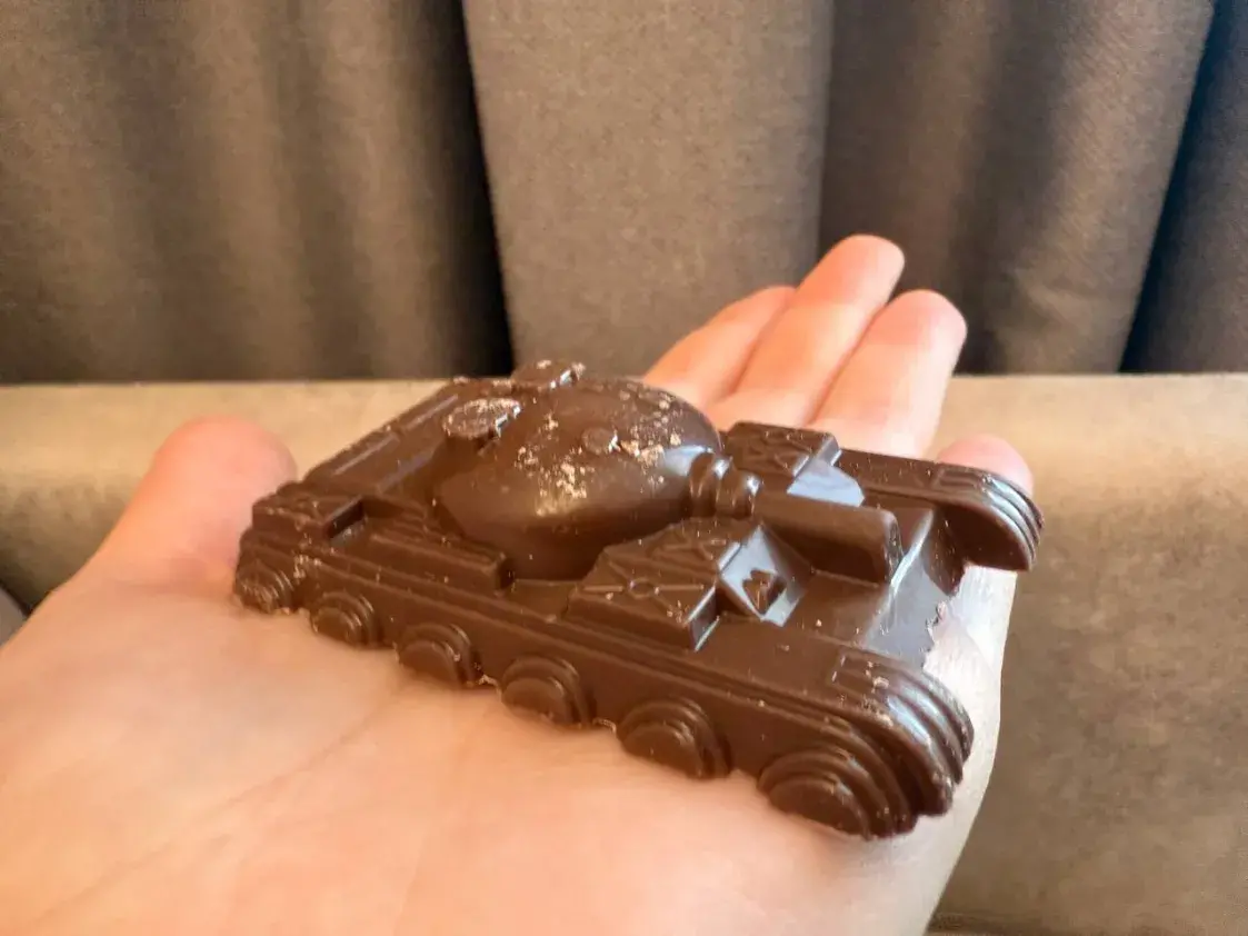 У Фаніпалі прапануюць з'есці гранату, пісталет і танк, якія прывезлі з Расіі