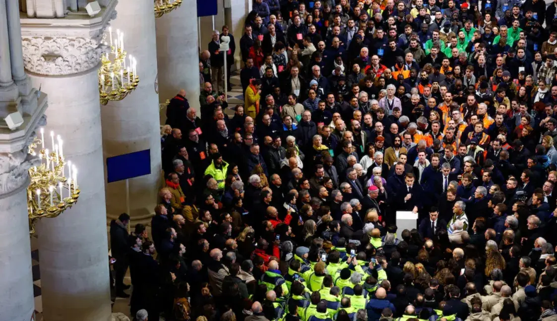 З'явіліся першыя фота сабора Нотр-Дам пасля працяглай рэстаўрацыі
