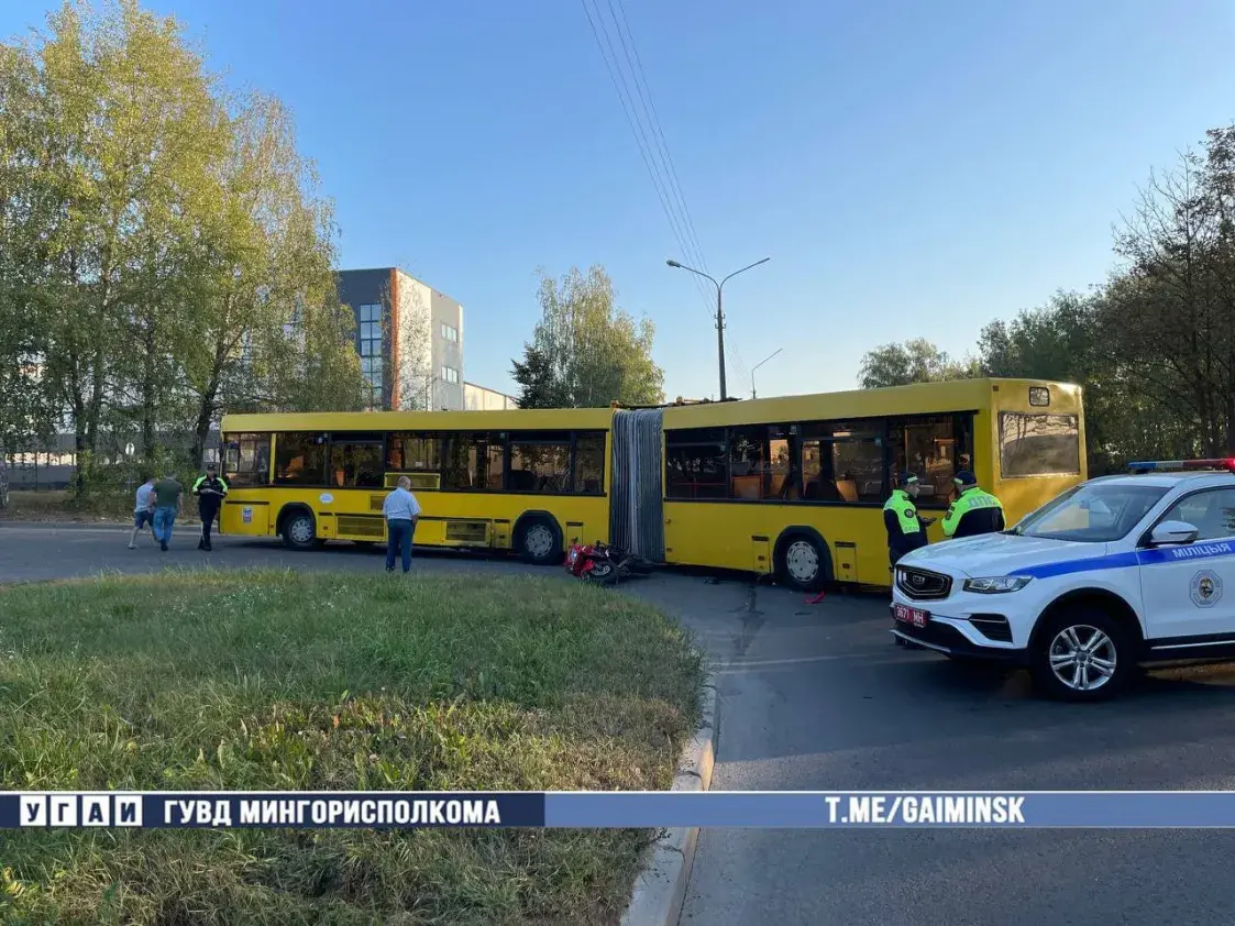 Раніцай у Мінску ў ДТЗ трапіў аўтобус МАЗ