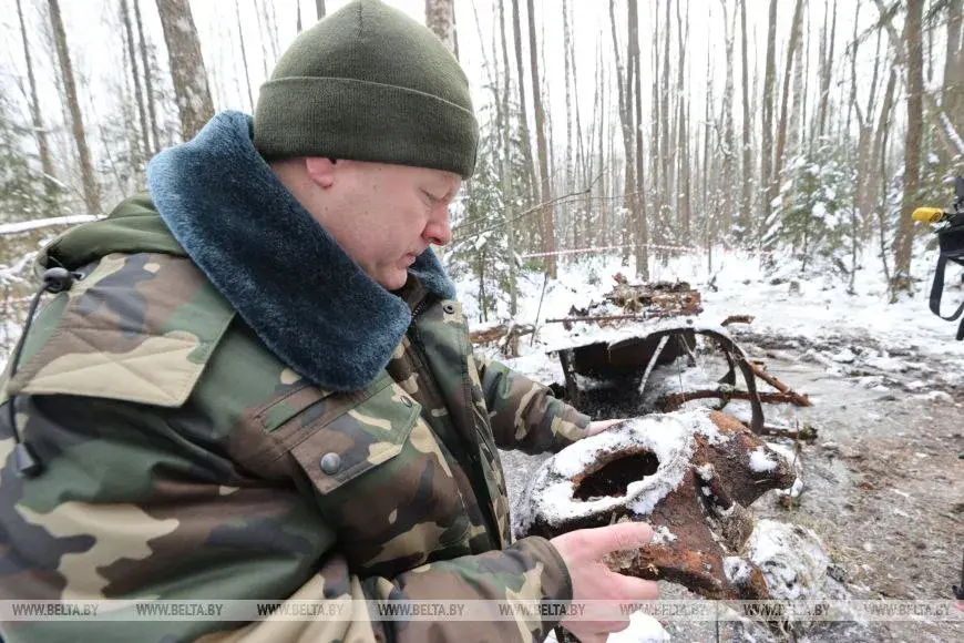 Паказалі фрагменты самалёта са зброяй, які знайшлі ў Полацкім раёне 