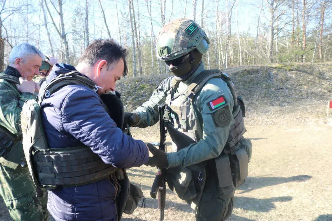 У Лоеўскім раёне атрад "народнага апалчэння" трэніраваў генерал