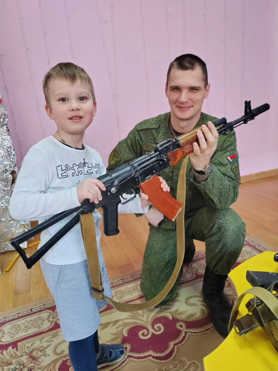 У Фаніпалі ў дзіцячым садку хлопчыкі і дзяўчынкі атрымалі аўтаматы