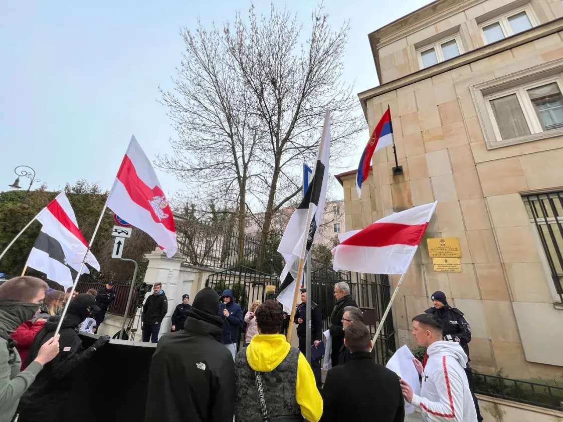 Беларусы каля сербскай амбасады ў Варшаве патрабавалі вызвалення Гнёта