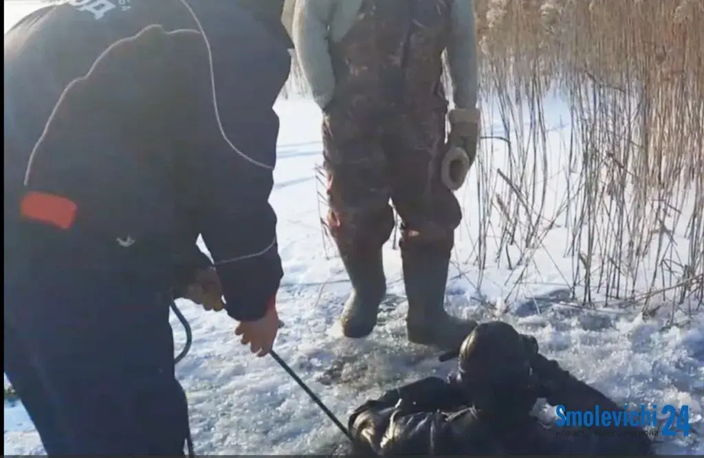 На Смалявіцкім вадасховішчы вадалазы ратавалі мабільны тэлефон