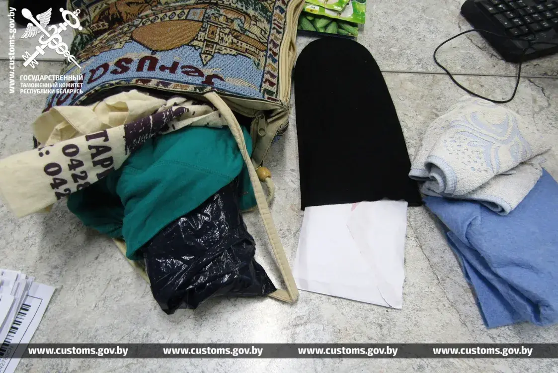 У пасылцы з Грэцыі ў Беларусь знайшлі 14 тысяч еўра