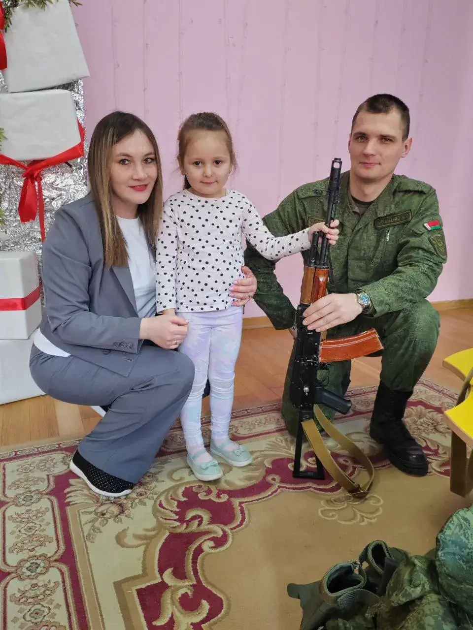 У Фаніпалі ў дзіцячым садку хлопчыкі і дзяўчынкі атрымалі аўтаматы